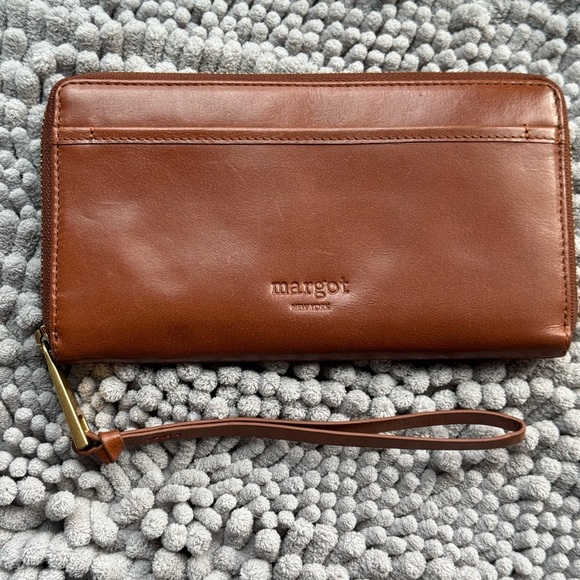 Margot New York Gabby single zip around wristlet, EUC, front slip,goldtone pull - Picture 13 of 13